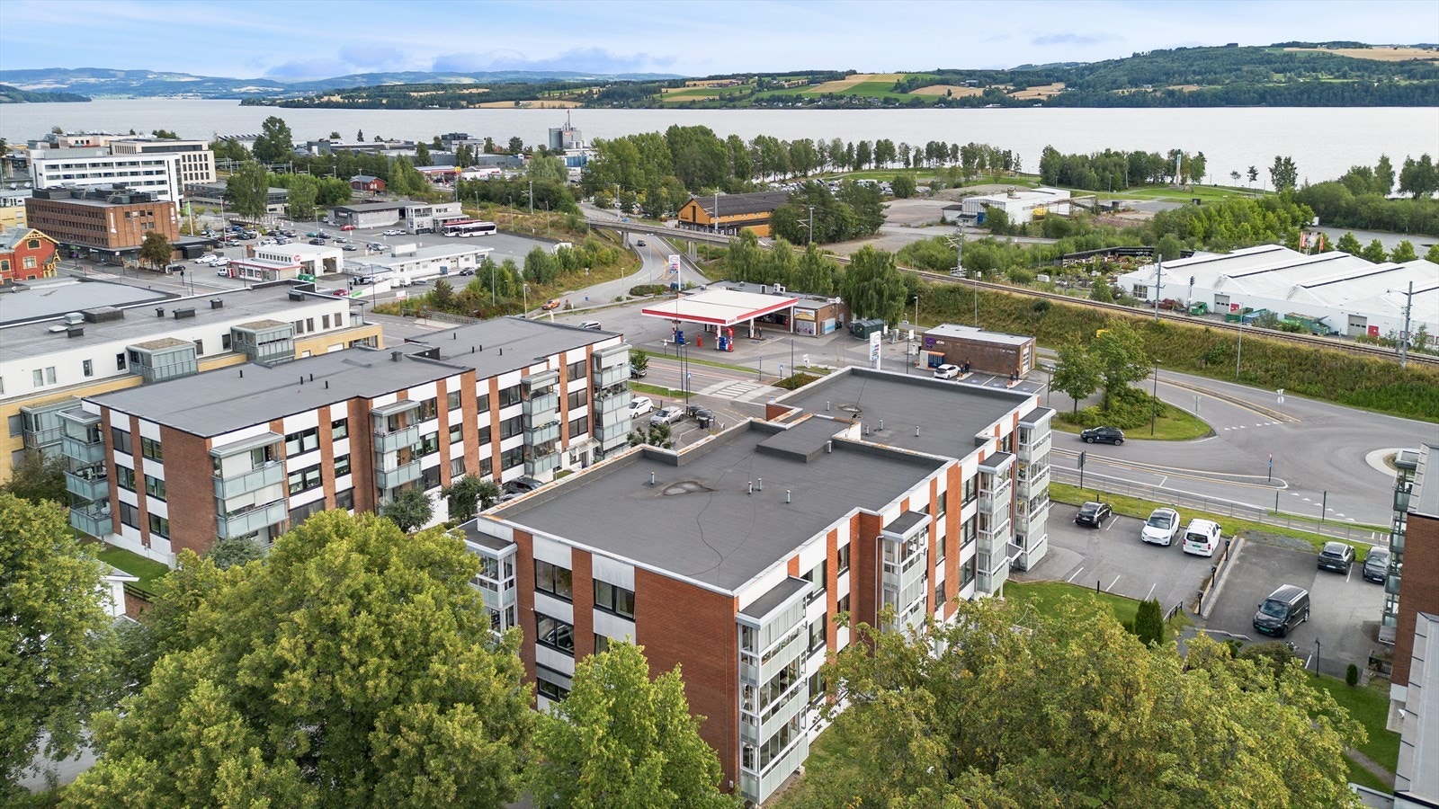 Kort veg til Mjøsa med Mjøspromenaden. Galleribilde