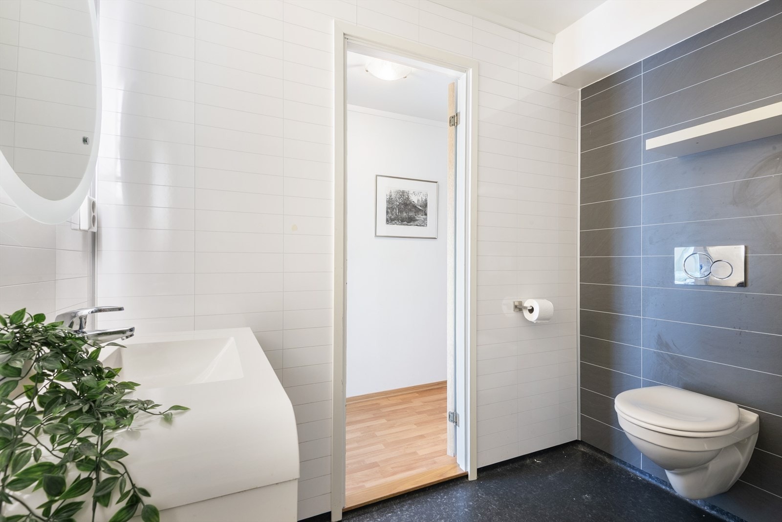 Vegghengt toalett. Galleribilde
