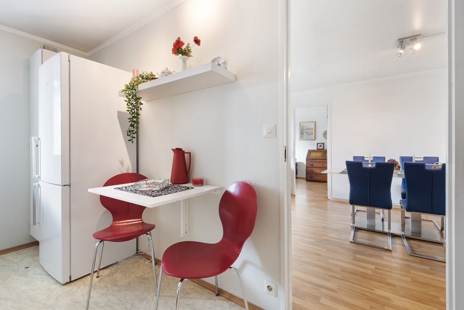 Nyte frokosten og morgenkaffen. Galleribilde