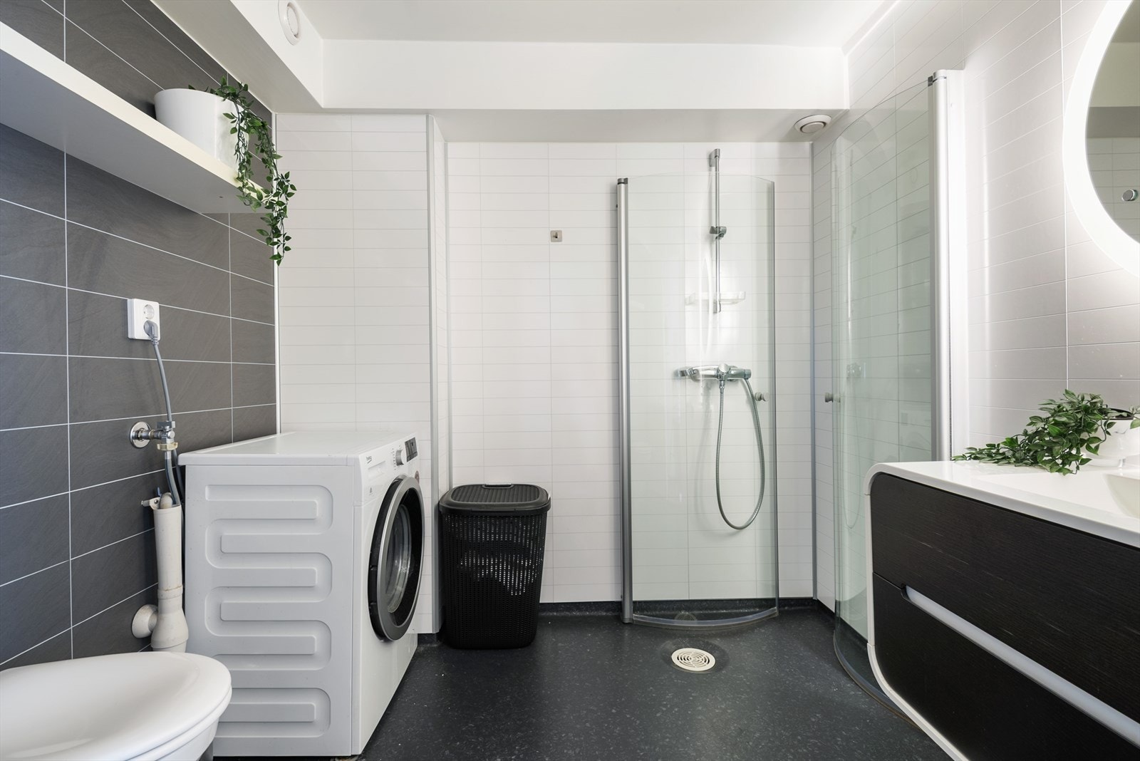 Opplegg for vaskemaskin på badet. Galleribilde