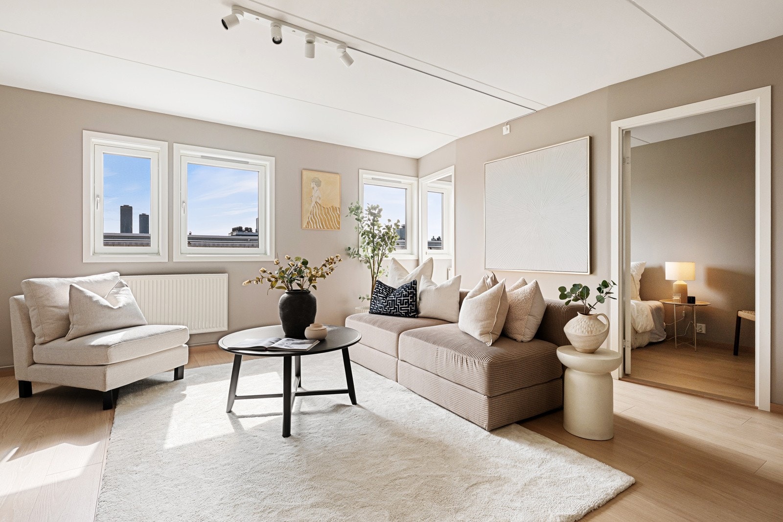 Her er det plass til både sofagruppe med tilhørende møblement og spisebord Galleribilde