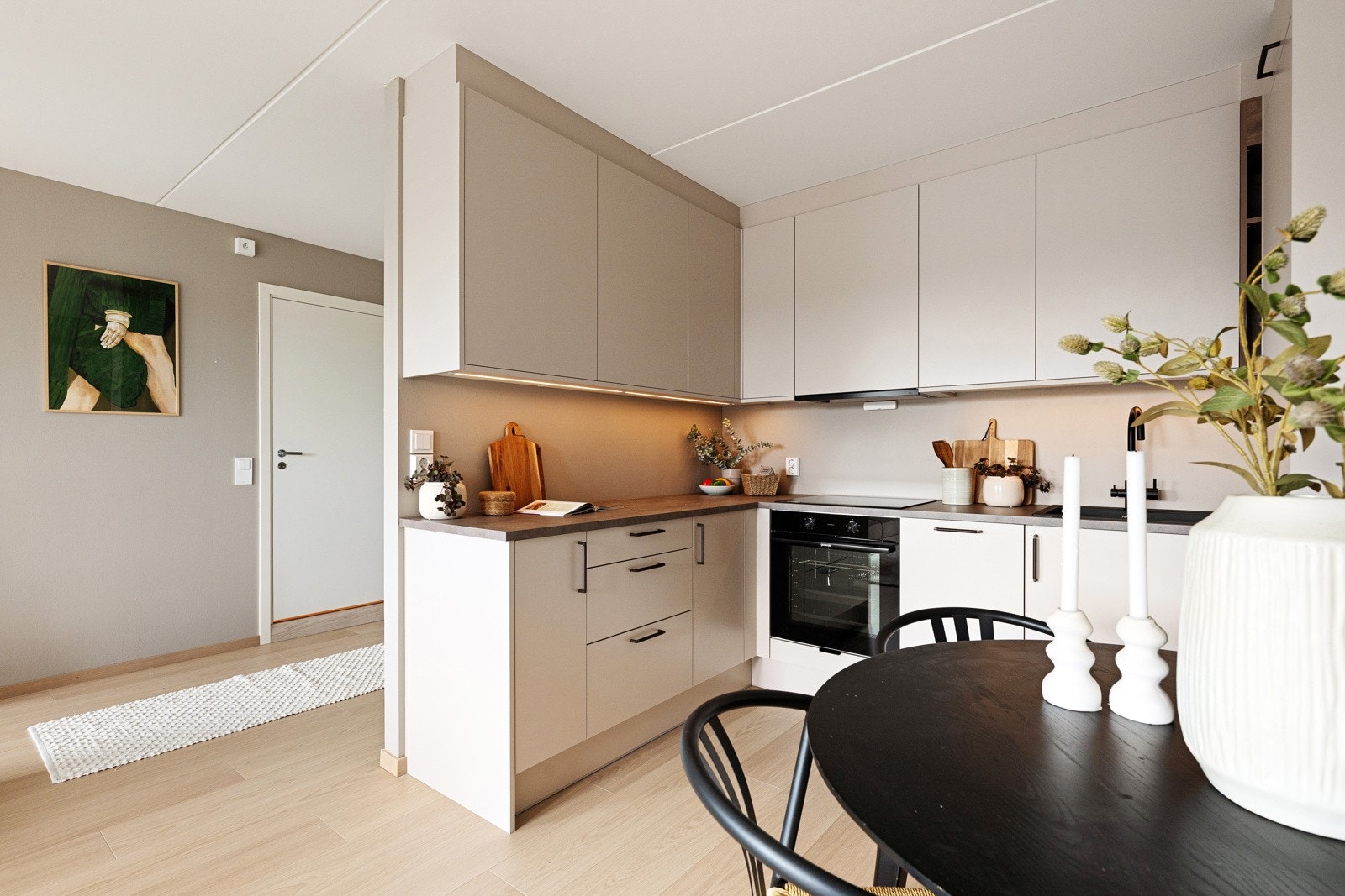 Stilrent norskprodusert kjøkken fra Mesterkjøkken med glatte fronter og laminat benkeplate med skyllekum og ettgreps blandebatteri. Galleribilde