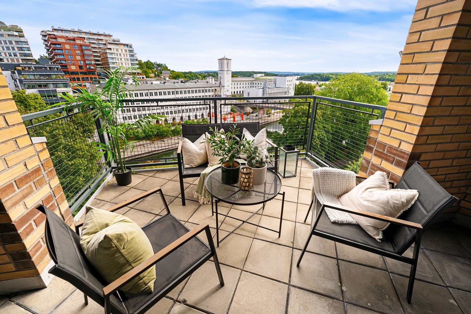 Terrassen byr på flott utsikt mot Sandvikselva. Galleribilde