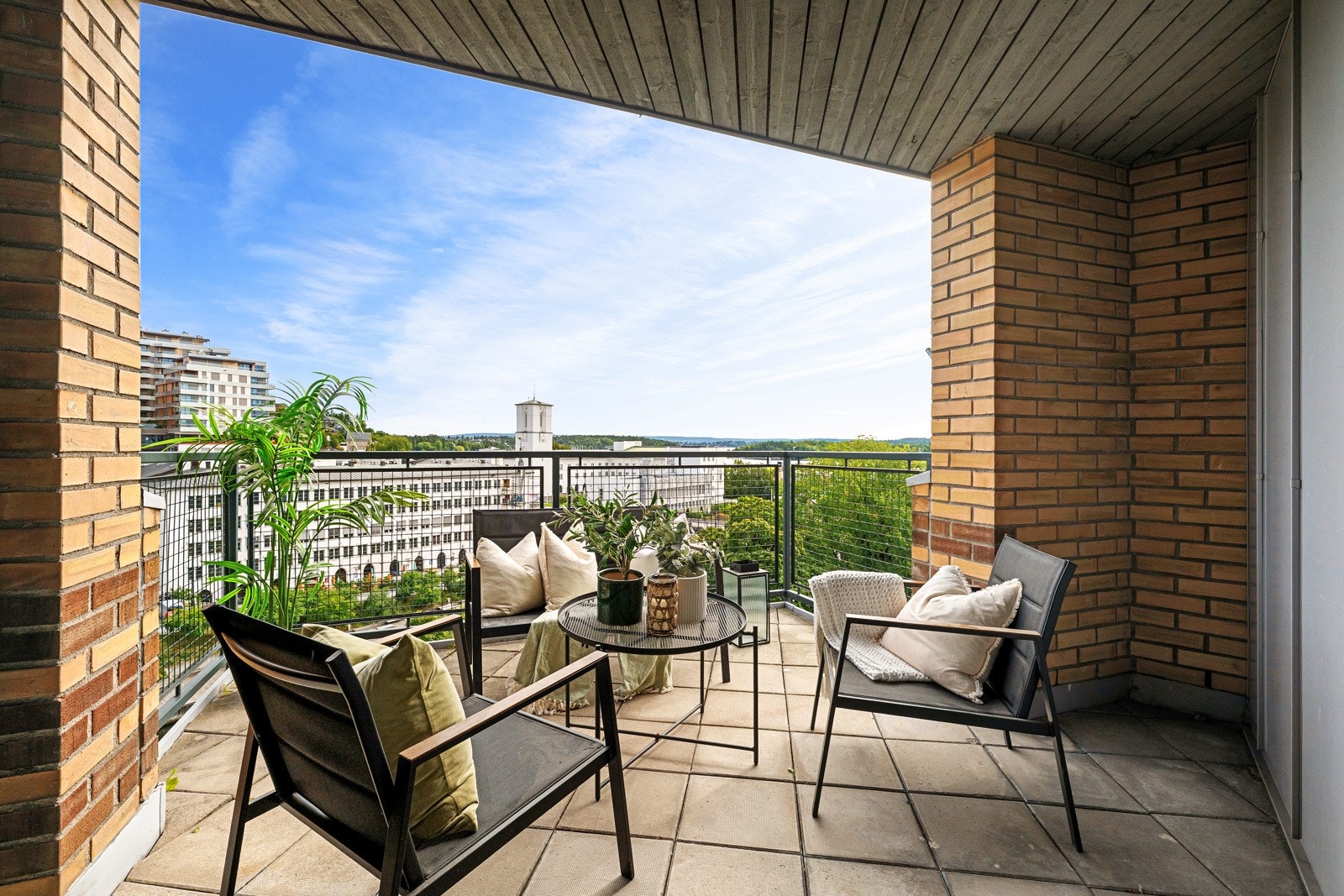 Stor terrasse på ca. 11 kvm med god plass til utemøblement og grill. Galleribilde