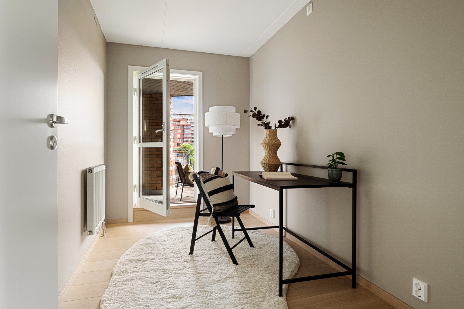 Begge rommene har plass til seng og kommode. Galleribilde