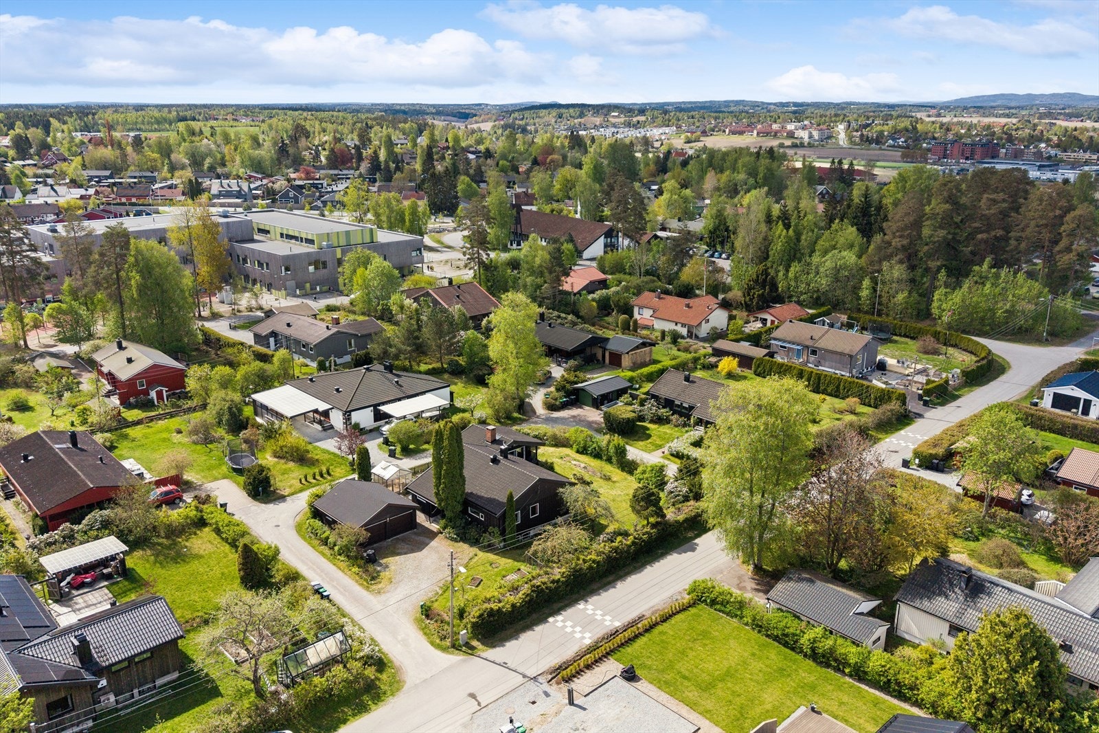 Fra boligen er det kort gangavstand til både skole og barnehage Galleribilde