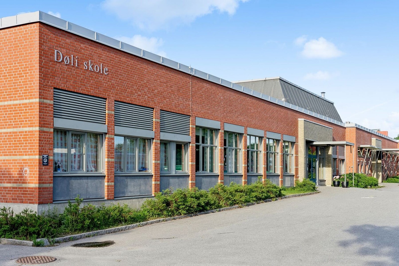 Døli skole ligger i gåavstand fra boligen! Galleribilde