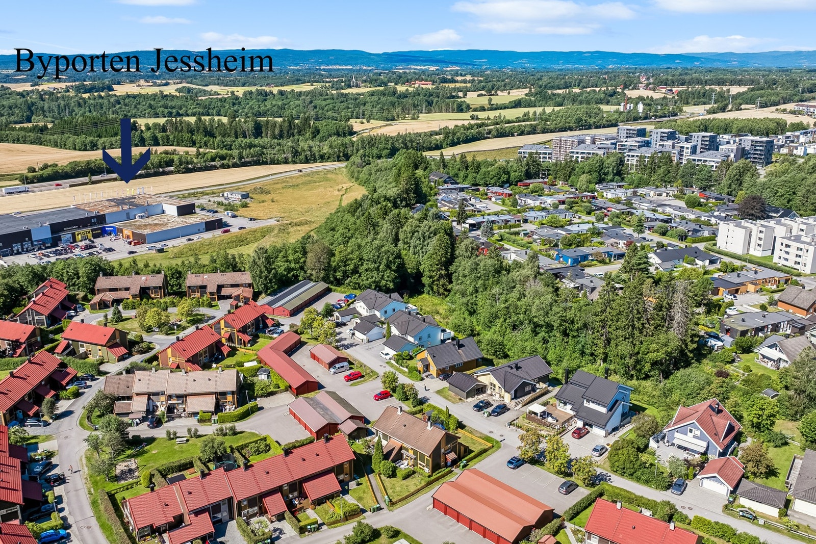 Miltangen 13B ligger i et etablert og attraktivt boligområde, med nærhet til både sentrumsfasiliteter, servicetilbud, butikker og grønne omgivelser. Galleribilde
