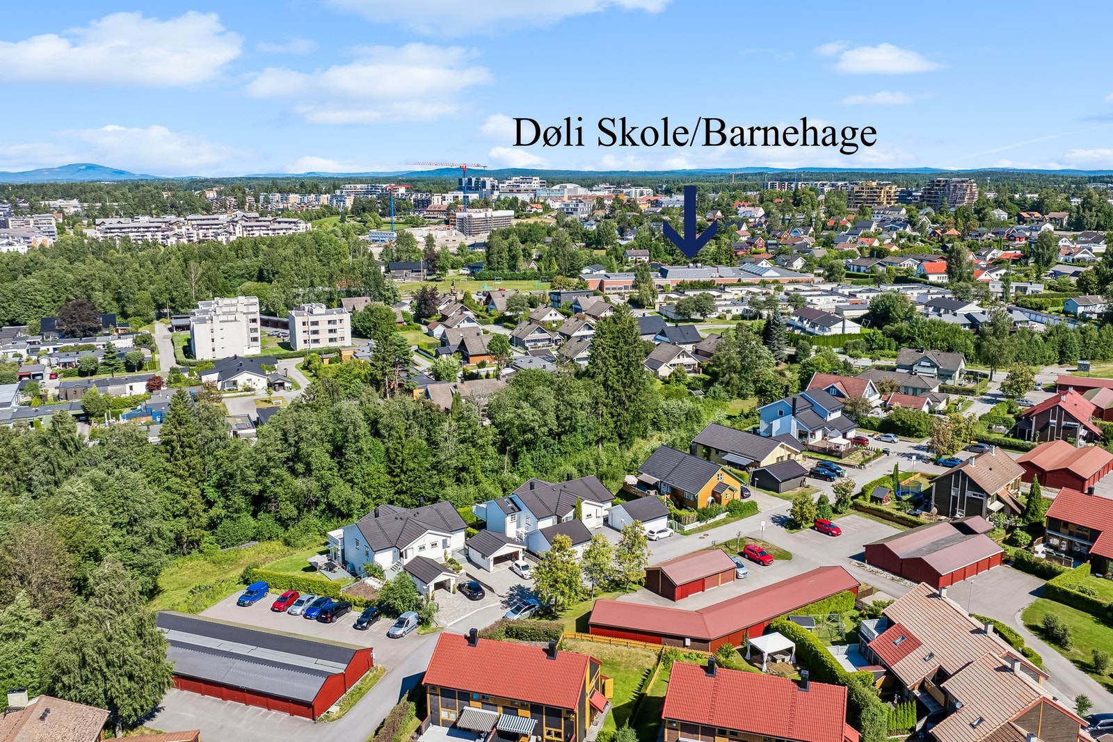 Det er kort vei til flere barnehager og skoler, noe som gjør området godt egnet for barnefamilier. I tillegg til dette er det kort vei til bussholderplass! Galleribilde