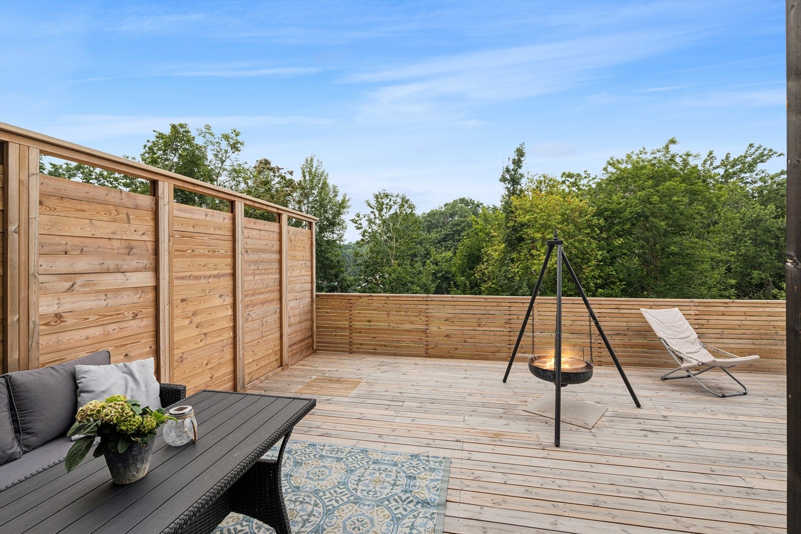 Terrassen har god plass til flere sittegrupper for sosiale sammenkomster. Galleribilde