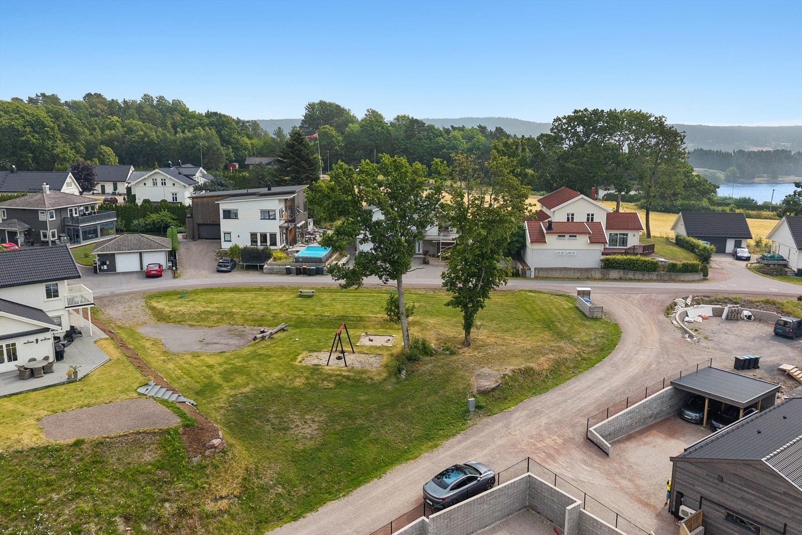 Kort vei til Melsom skole og flere barnehager. Galleribilde