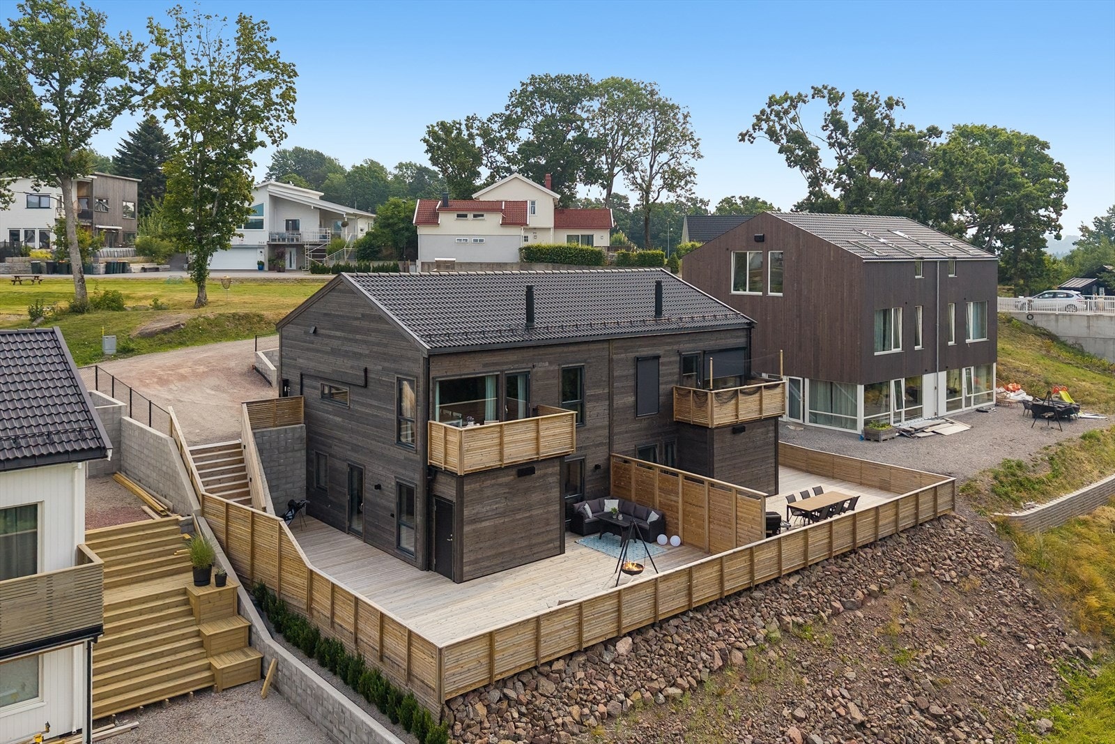 Moderne halvpart av tomannsbolig fra 2025 med stor, usjenert terrasse og carport. Galleribilde