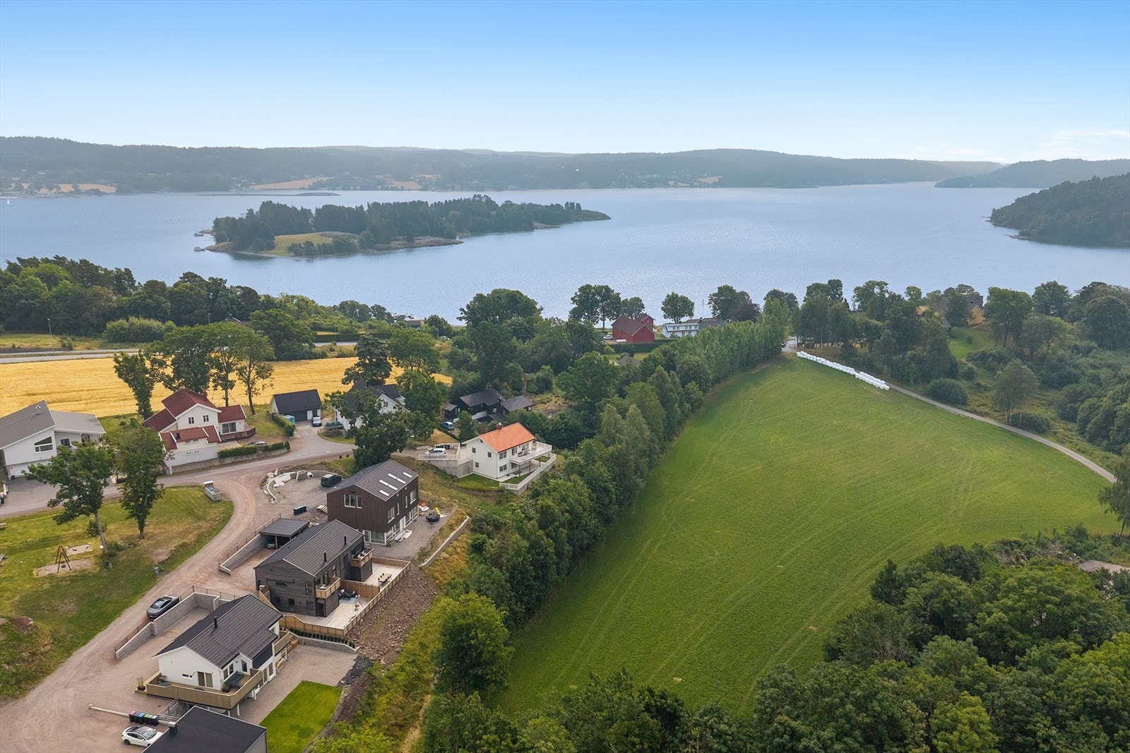 Eiendommen har en attraktiv beliggenhet med nærhet til fjorden. Galleribilde