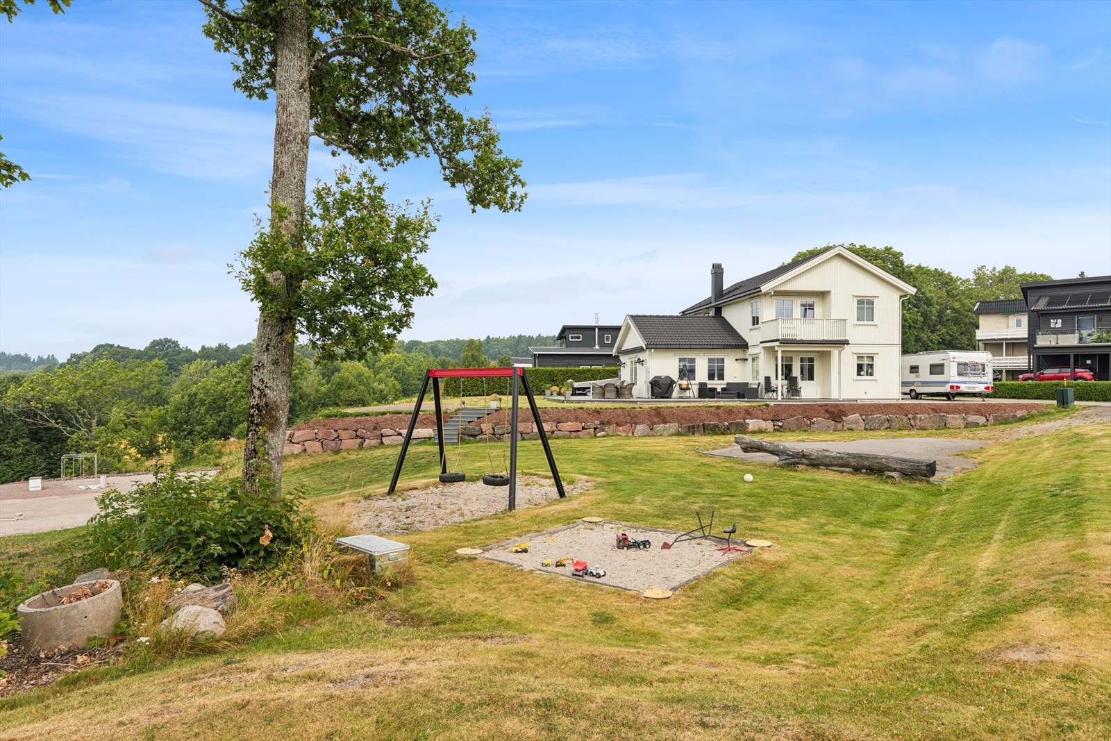 Nærområdet er svært barnevennlig med lekeplass like ved. Galleribilde