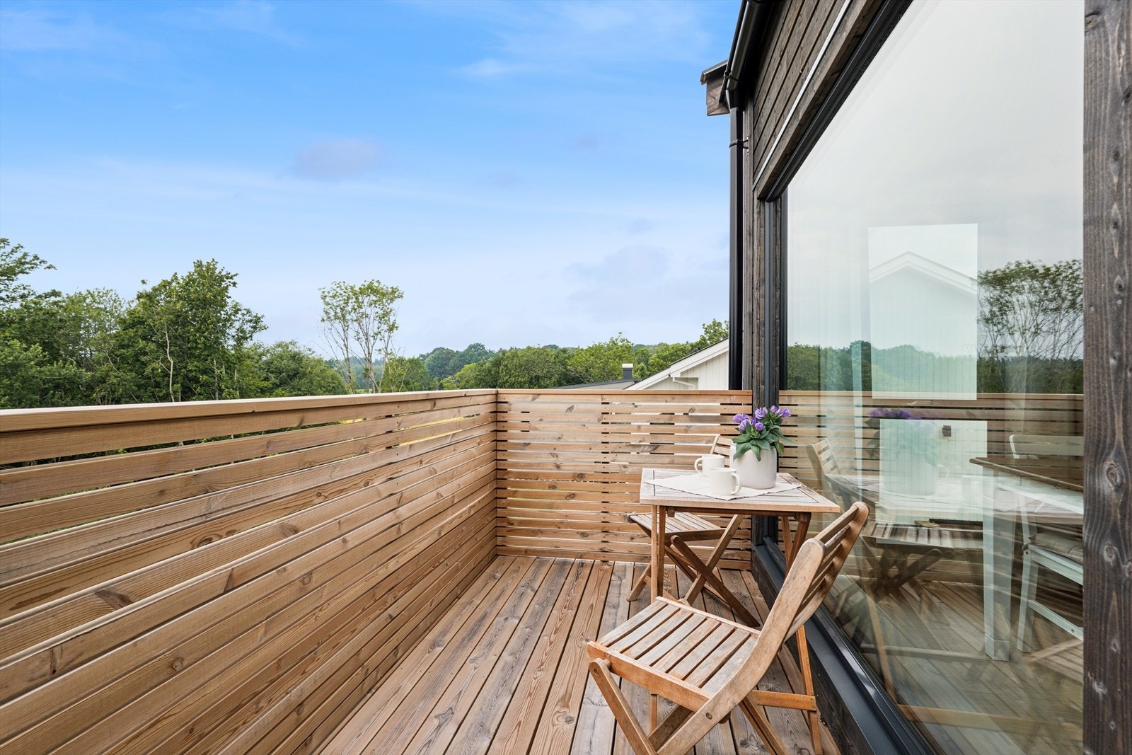 Verandaen i første etasje har plass til en hyggelig sittegruppe. Galleribilde