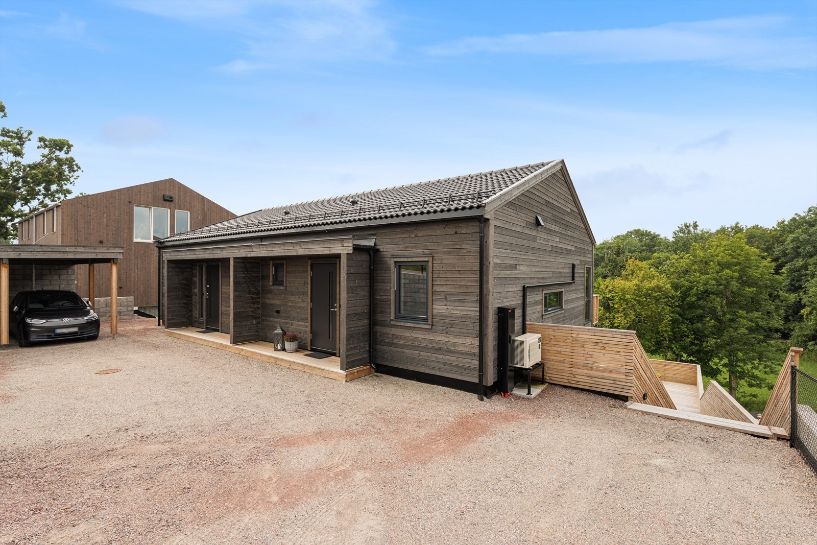Parkering i egen carport, samt ytterligere plass på gårdsplassen. Galleribilde