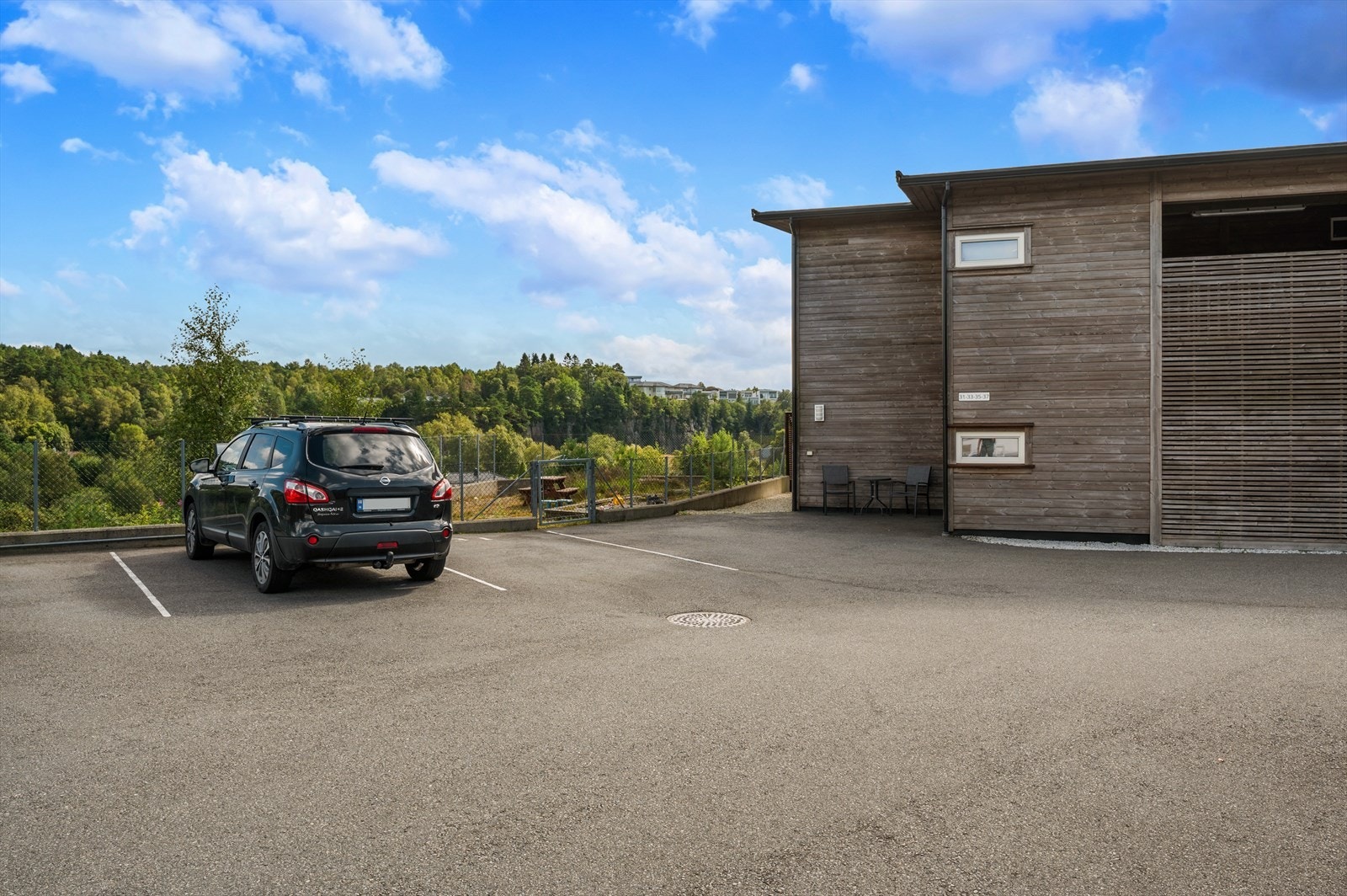 Med leiligheten følger det fast parkeringsplass. Mulighet for el-lader. Galleribilde
