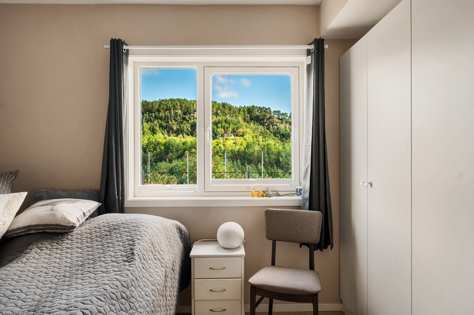 God plass til innredning av garderobe. Galleribilde