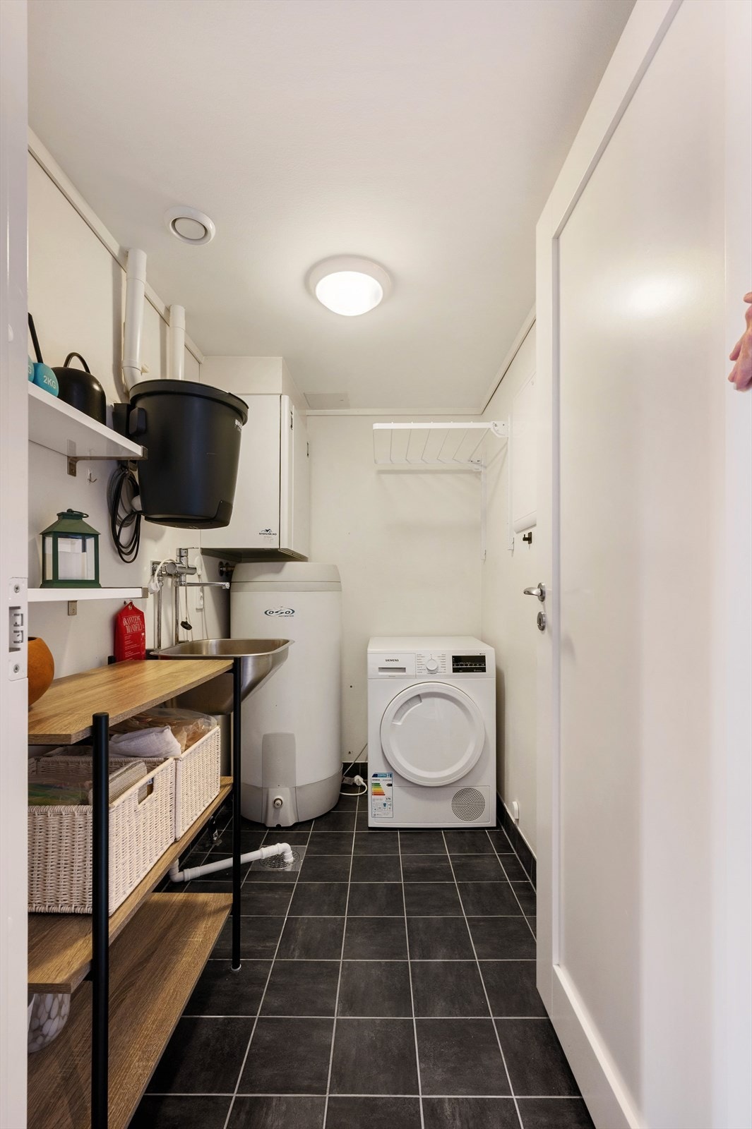 Vegg i vegg med badet har man praktisk vaskerom/teknisk rom. Galleribilde