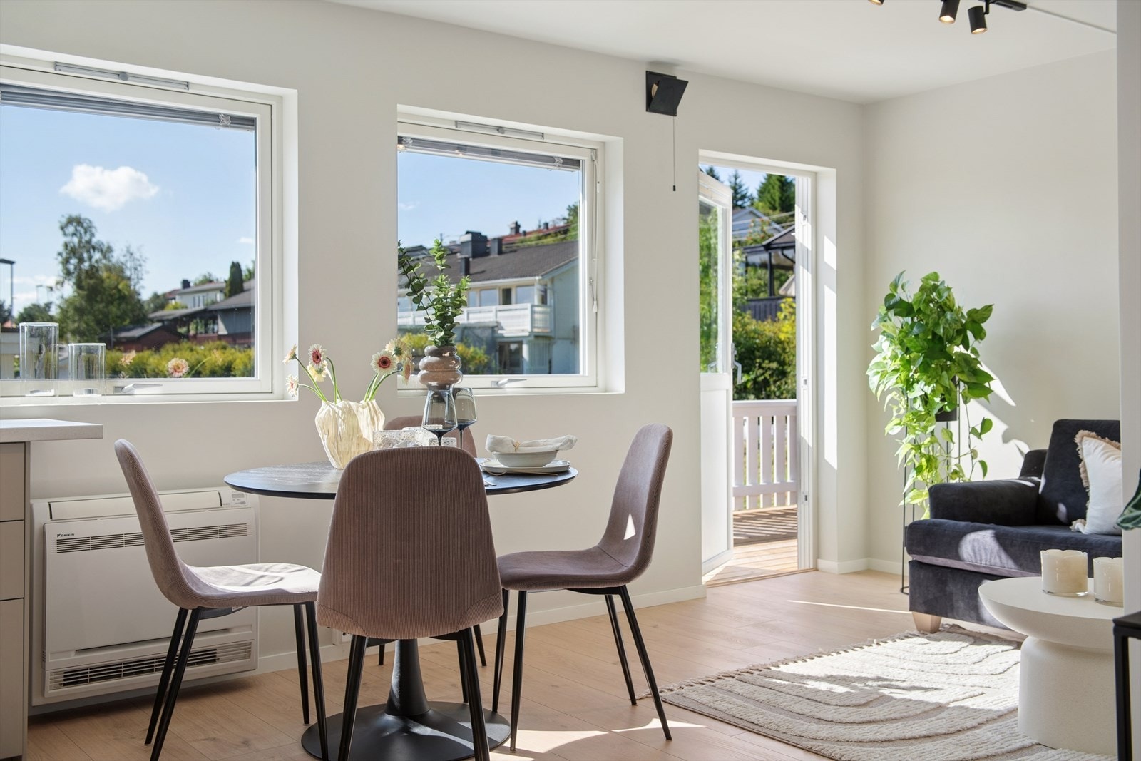 Fra stuen er det direkte utgang til en romslig, sørøstvendt terrasse. Galleribilde