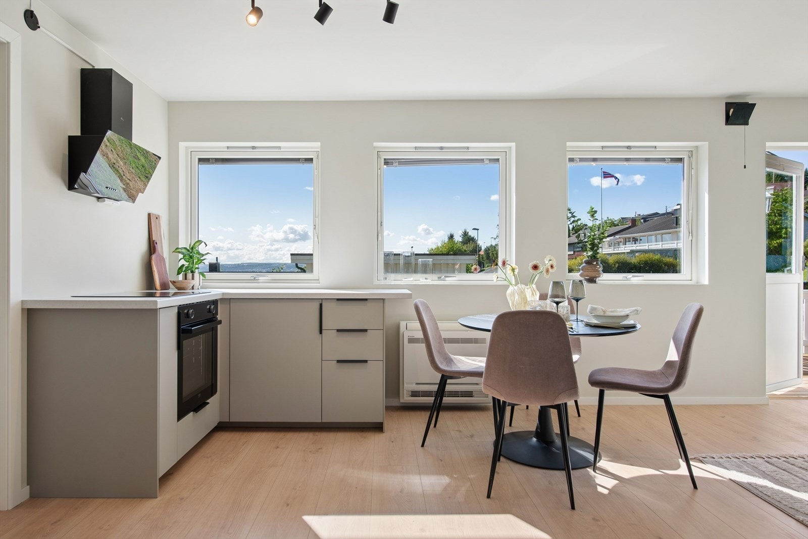 Nytt kjøkken med glatte fronter og laminert benkeplate. Galleribilde