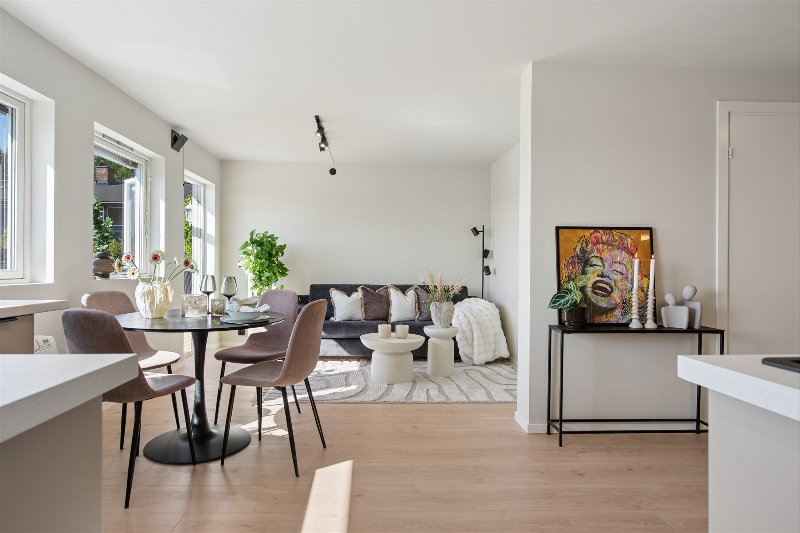 Stuen har plass til både sofagruppe og spisebord. Galleribilde