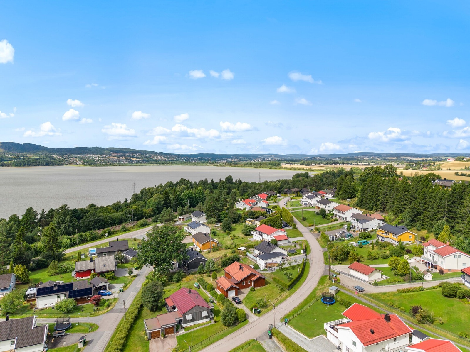 Her bor du tilbaketrukket og idyllisk i rolige omgivelser, med umiddelbar nærhet til yrende sentrumsliv i både Lillestrøm og Oslo. Galleribilde