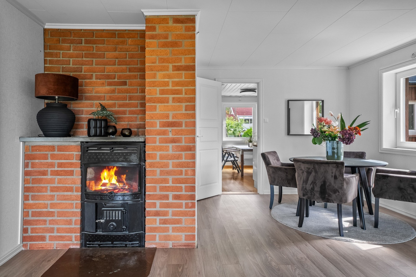 Den lekre vedovnen står for ekstra varme og hygge på kjøligere kvelder, og blir et naturlig blikkfang i stuen. Galleribilde