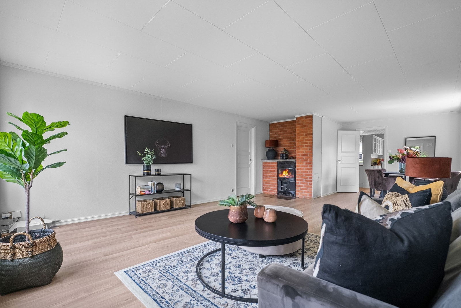 Store vinduer slipper rikelig med naturlig lys inn i stuen, og lyser rommet fint opp. Galleribilde