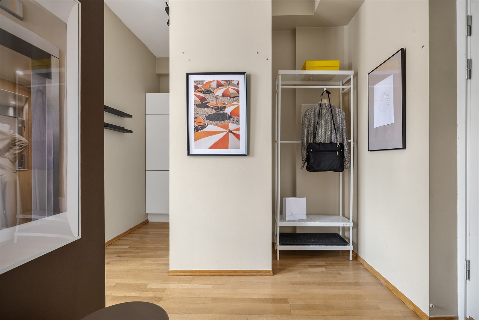 Entréen har plass til oppbevaring av yttertøy og sko. Galleribilde