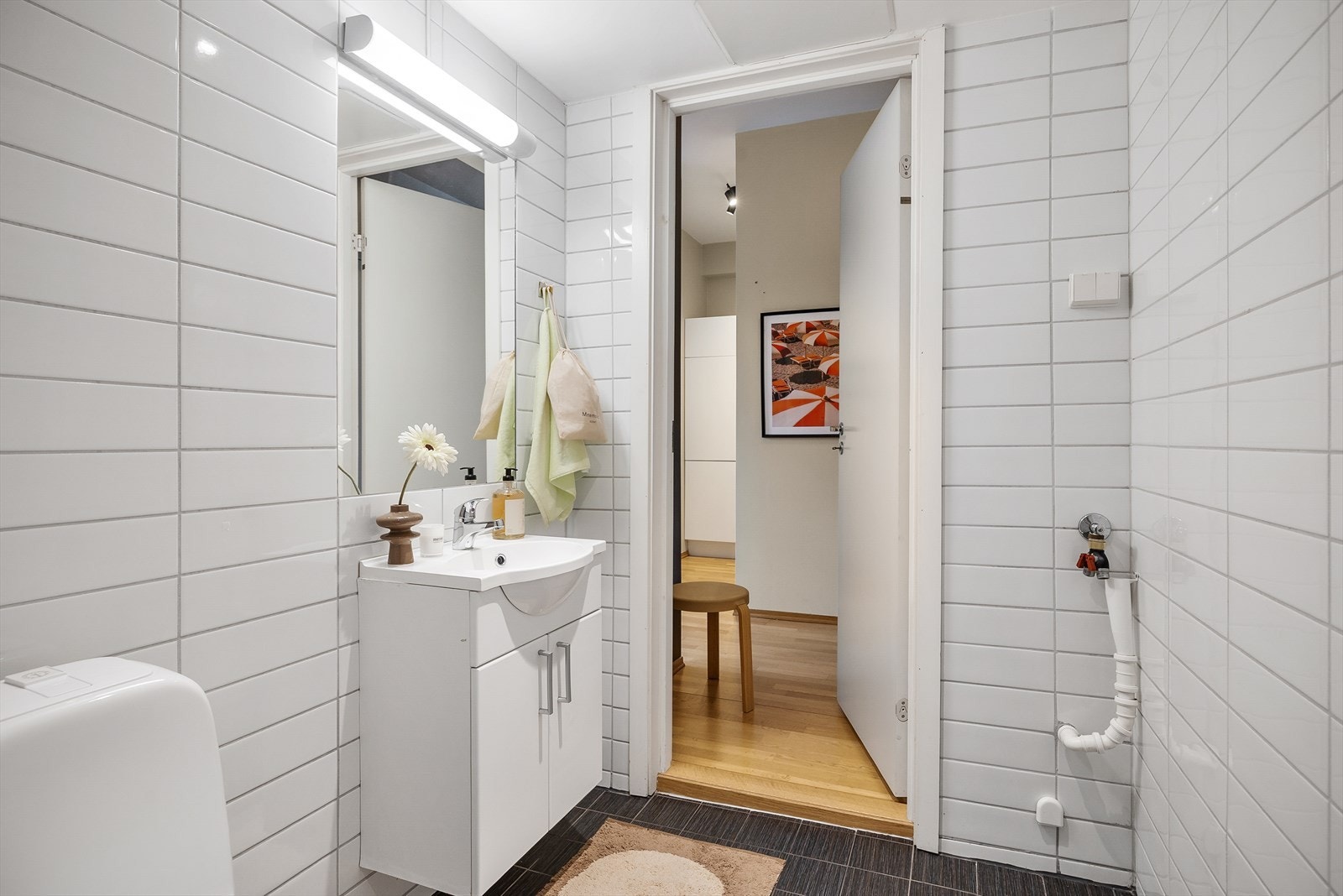 Badet er utstyrt med dusj og har opplegg for vaskemaskin. Galleribilde