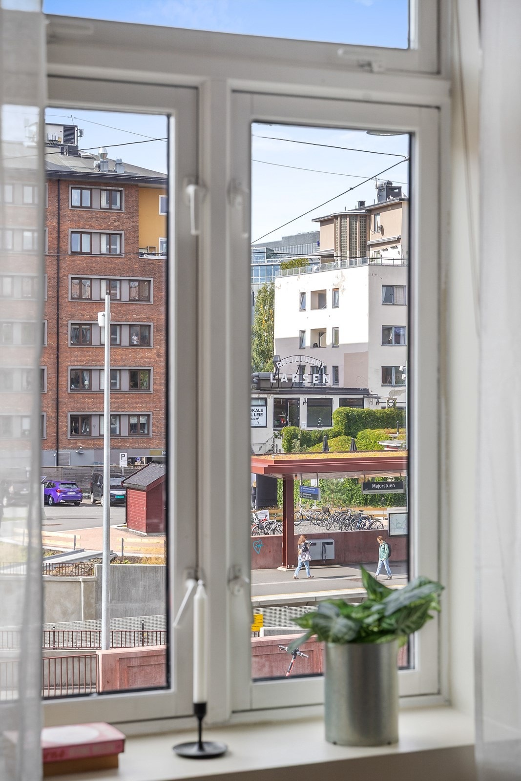 Majorstuen er et kollektivknutepunkt med T-bane, trikk og buss i alle retninger. Galleribilde