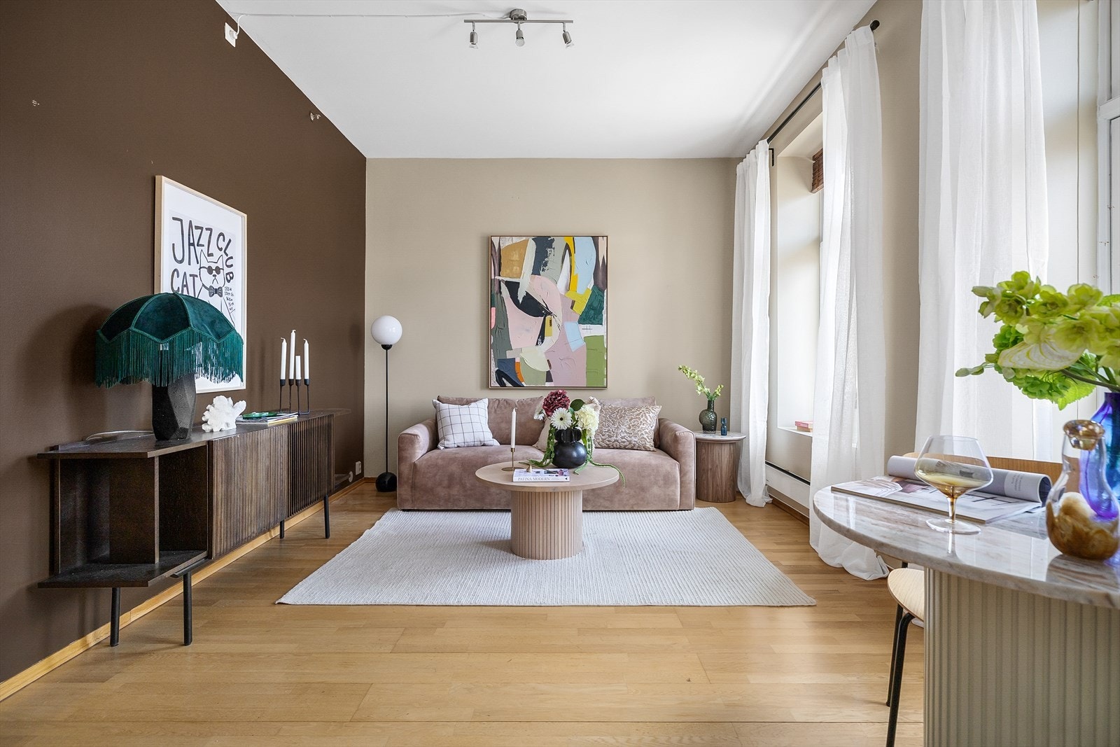 Stuen har plass til både en romslig sofagruppe og spisebord. Galleribilde