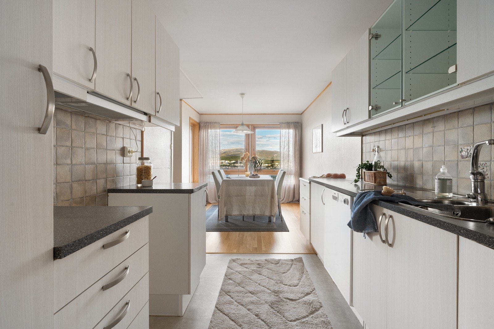 Praktisk kjøkken med god skap- og benkeplass.