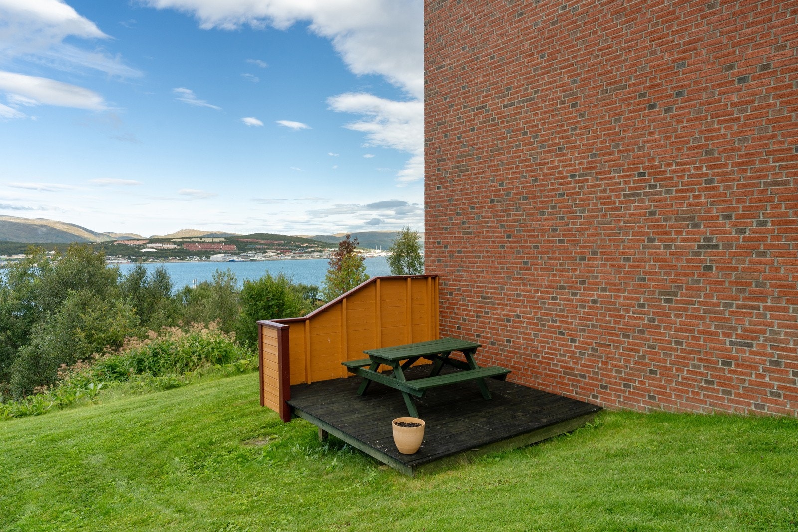 Pent opparbeidet uteområde.