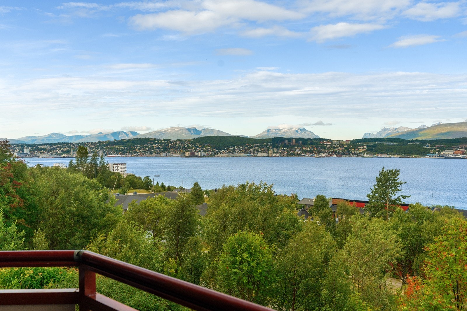 Nydelig utsikt over Tromsøya og det vakre landskapet i bakgrunnen.
