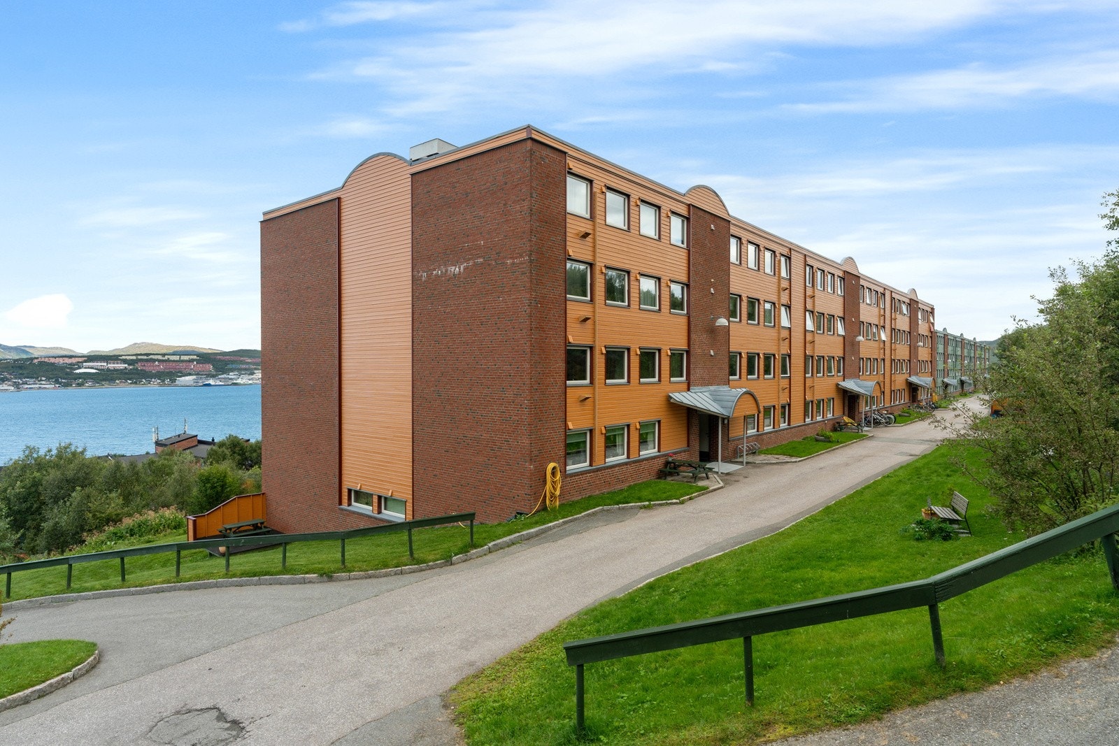 Beliggende i et rolig og trivelig borettslag med nærhet til skole og barnehage, i tillegg til flotte turområder.