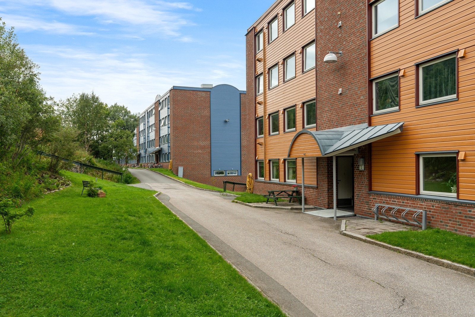 Beliggenheten er i Lunheim, et etablert og familievennlig boligområde på Tomasjord, med kort vei til blant annet skole, barnehage, dagligvarebutikk og gode bussforbindelser.