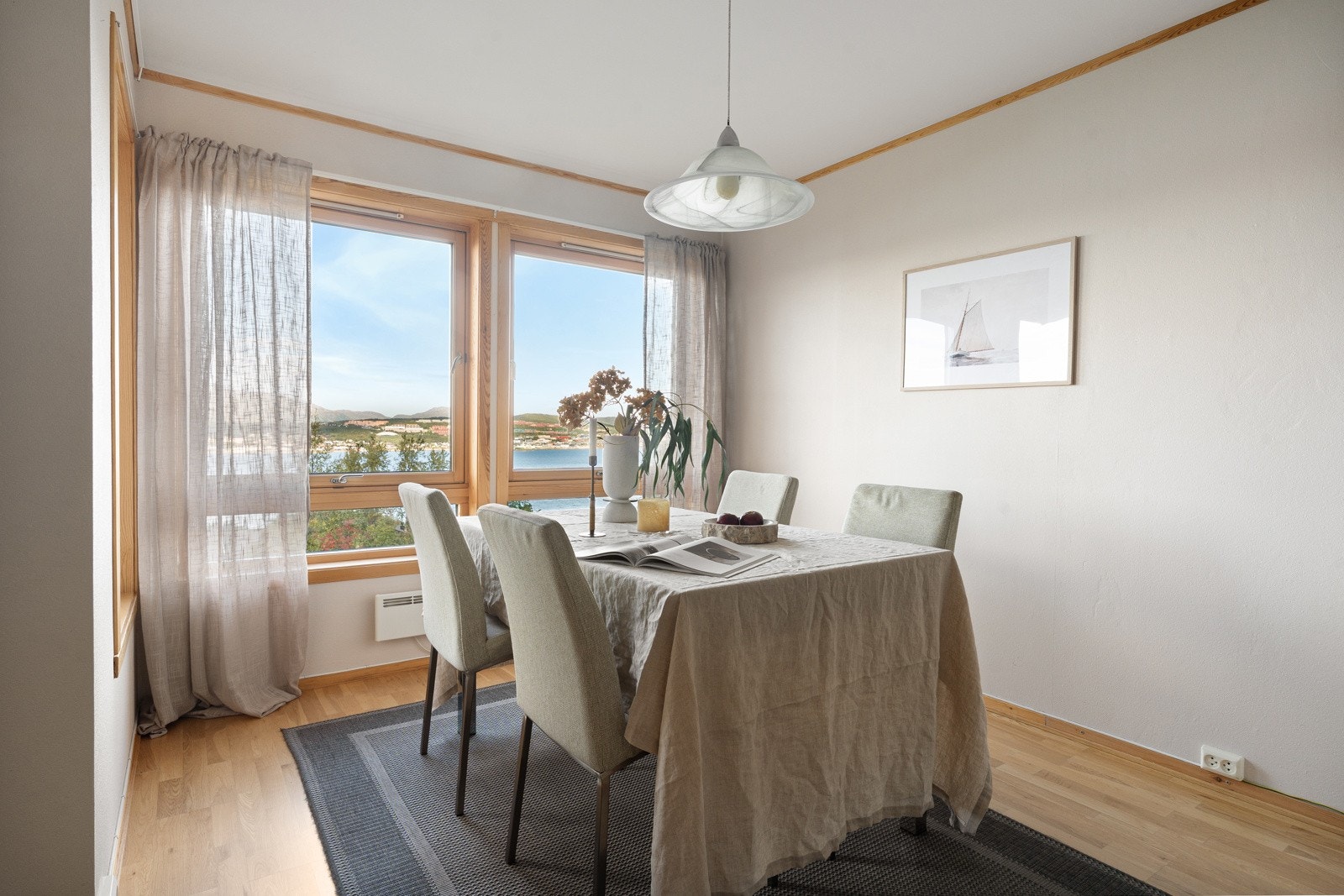 Spisestuen er naturlig plassert ved vinduene, med godt lysinnslipp og flott utsikt.