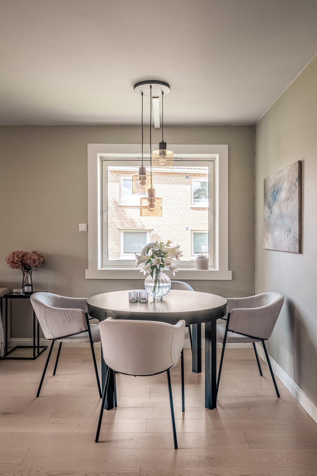 Som endeleilighet mottar boligen lysinnslipp fra tre himmelretninger. Galleribilde