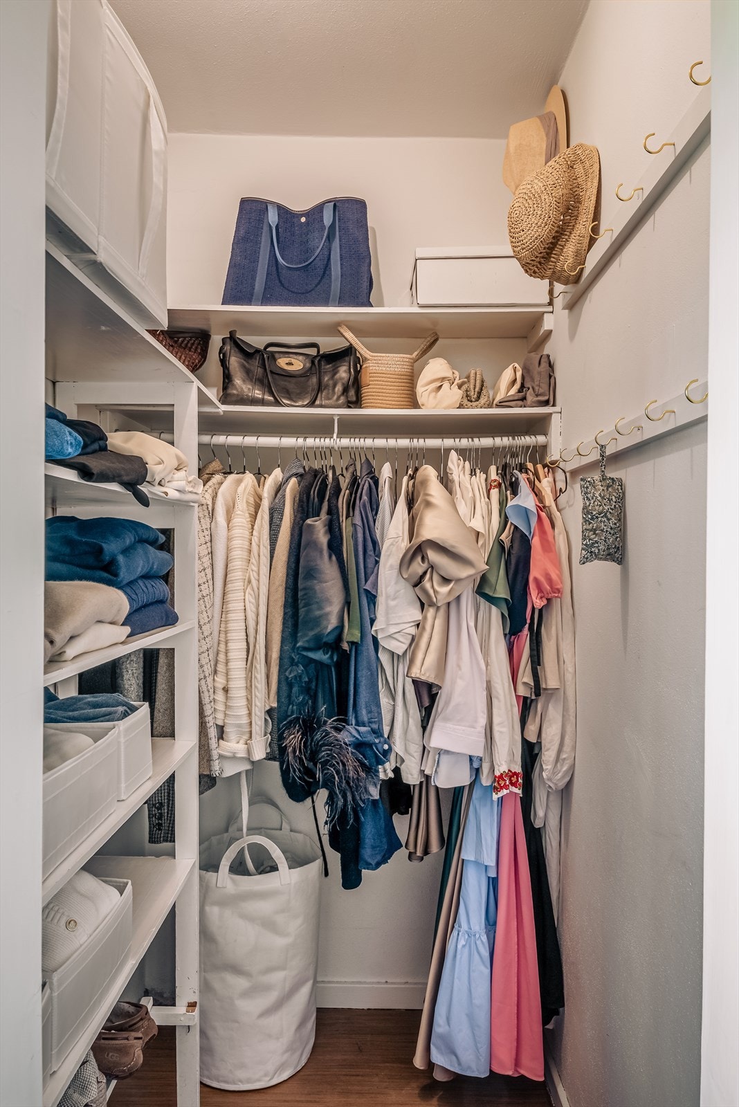 Walk-in closet med god plass til oppbevaring av klær og utstyr. Galleribilde