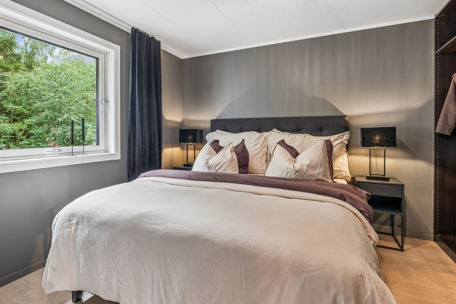 Lyst og romslig soverom på 11 kvm med plass til dobbeltseng og annet møblement. Galleribilde