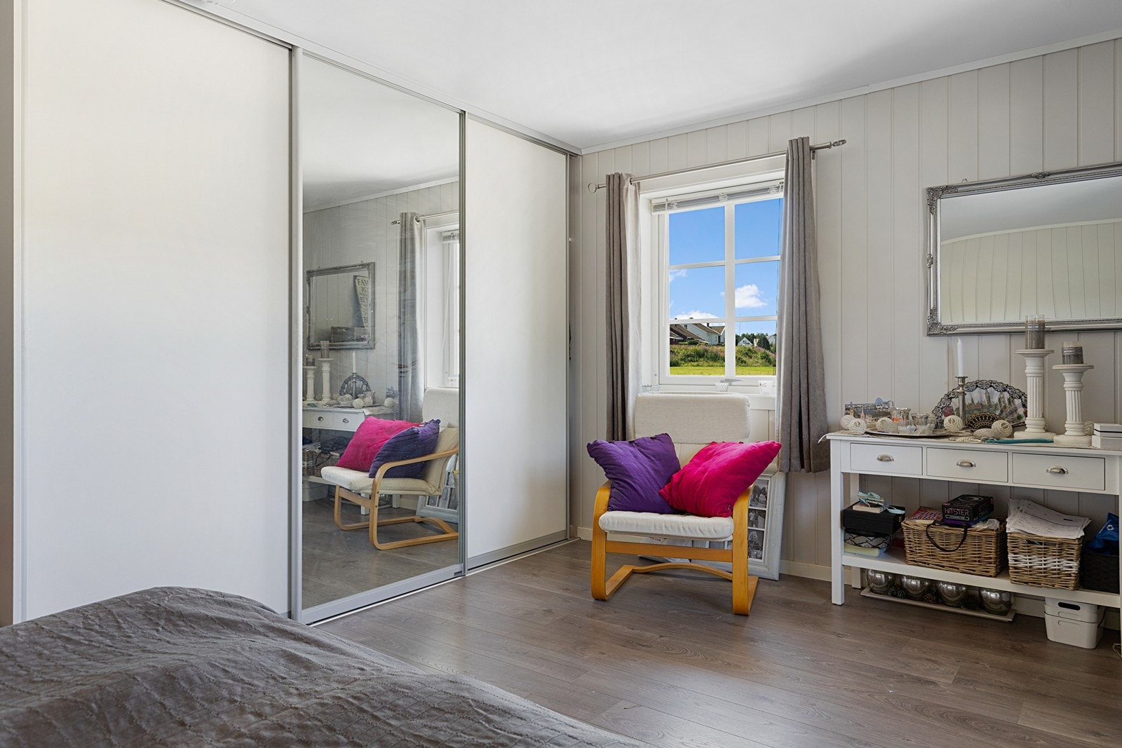 Det er skyvedørsgarderobe på soverommet Galleribilde