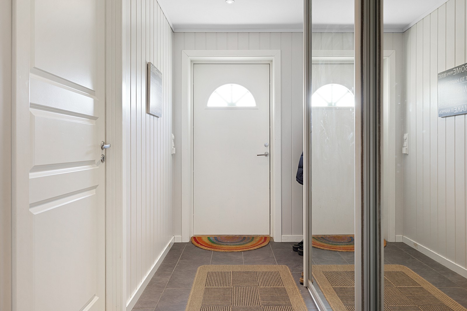 Entrè/gang med praktisk skyvedørsgarderobe Galleribilde