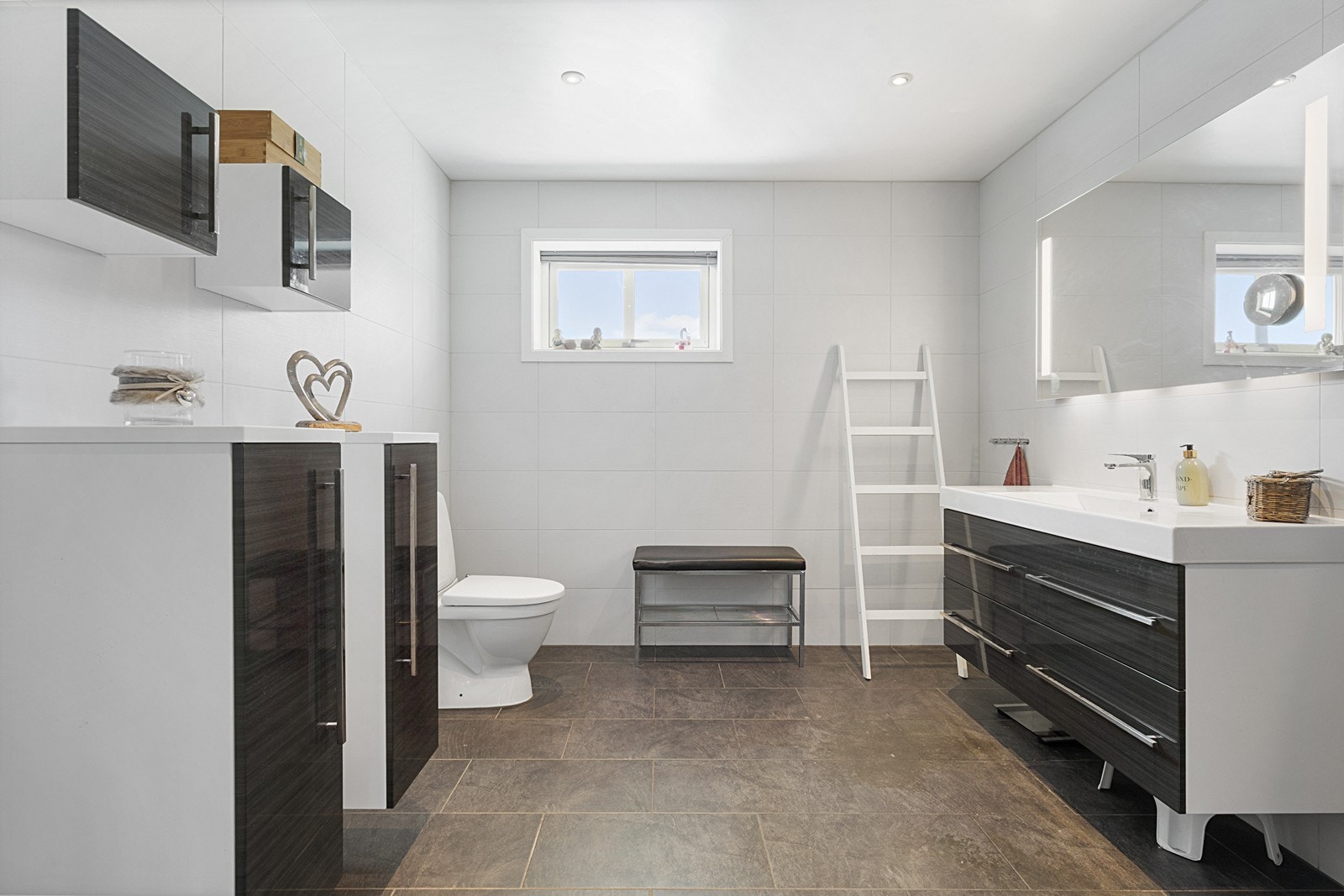 Romslig bad med wc, vask og dusj Galleribilde