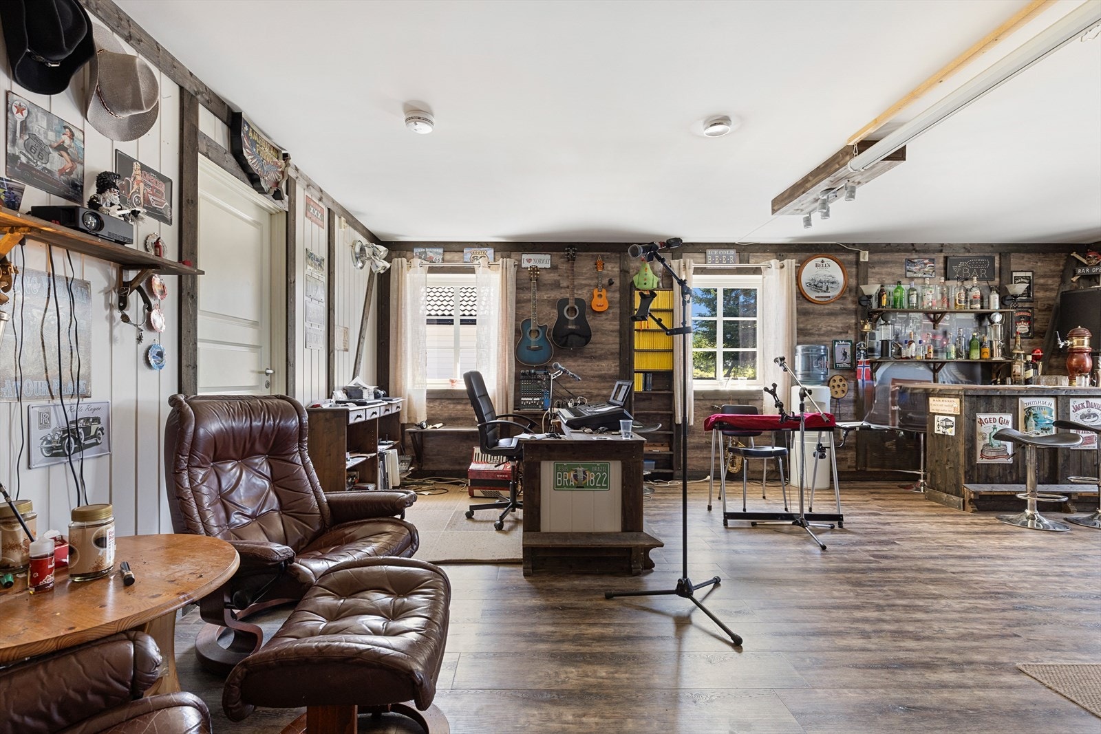Stue - allrom, innredet med bar Galleribilde