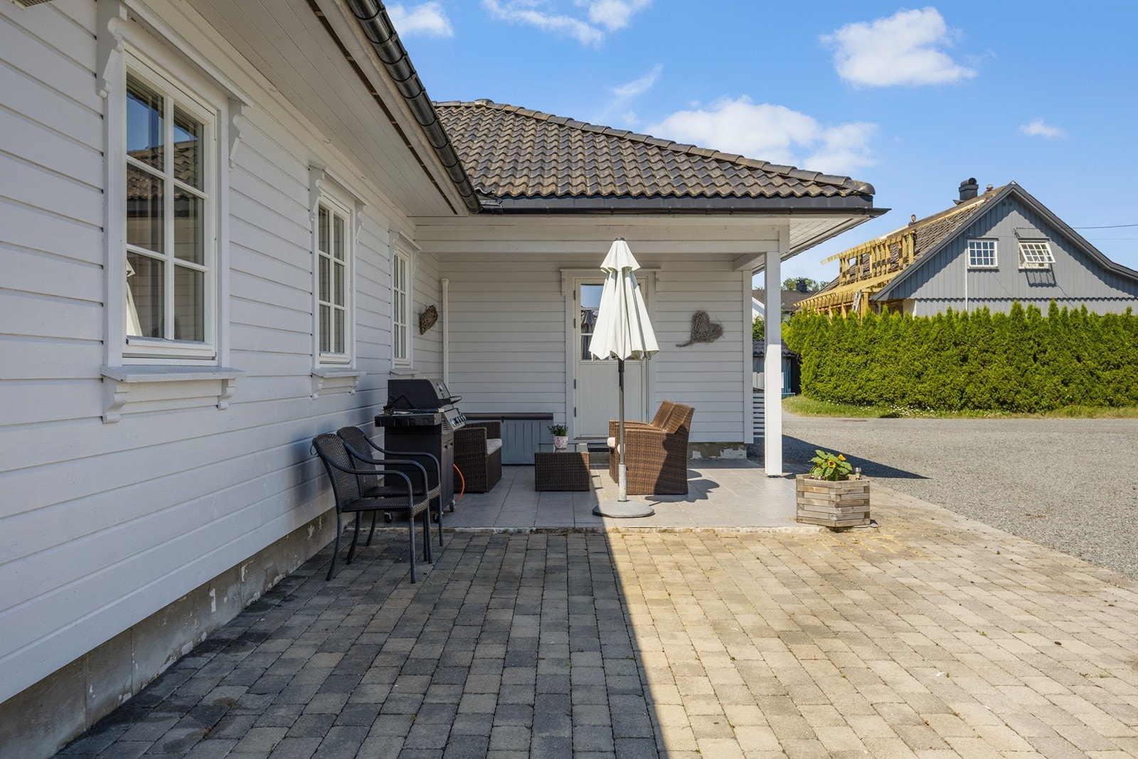 Hyggelig terrasse på baksiden av boligen med dør inn til stue/kjøkken Galleribilde