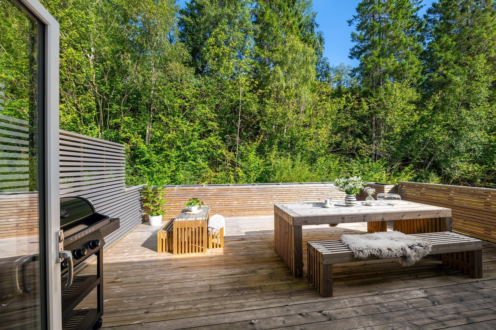 Fra kjøkkenet er det utgang til en stor terrasse på 36 kvm. Galleribilde