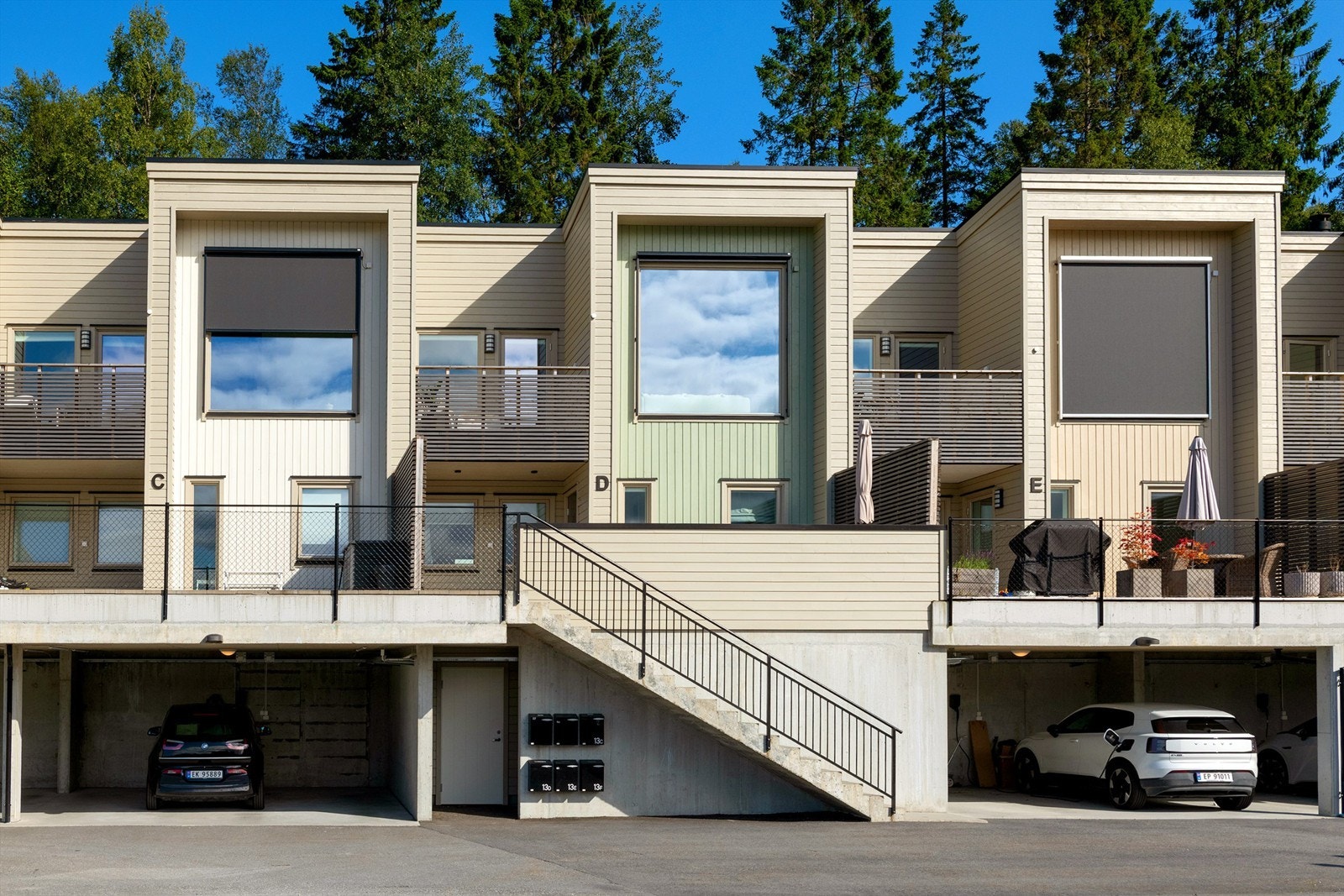 Eiendommen disponerer en dobbel carport med elbillader og praktisk tilhørende sportsbod, som gir gode oppbevaringsmuligheter.
Foto: Stian Wiik Galleribilde