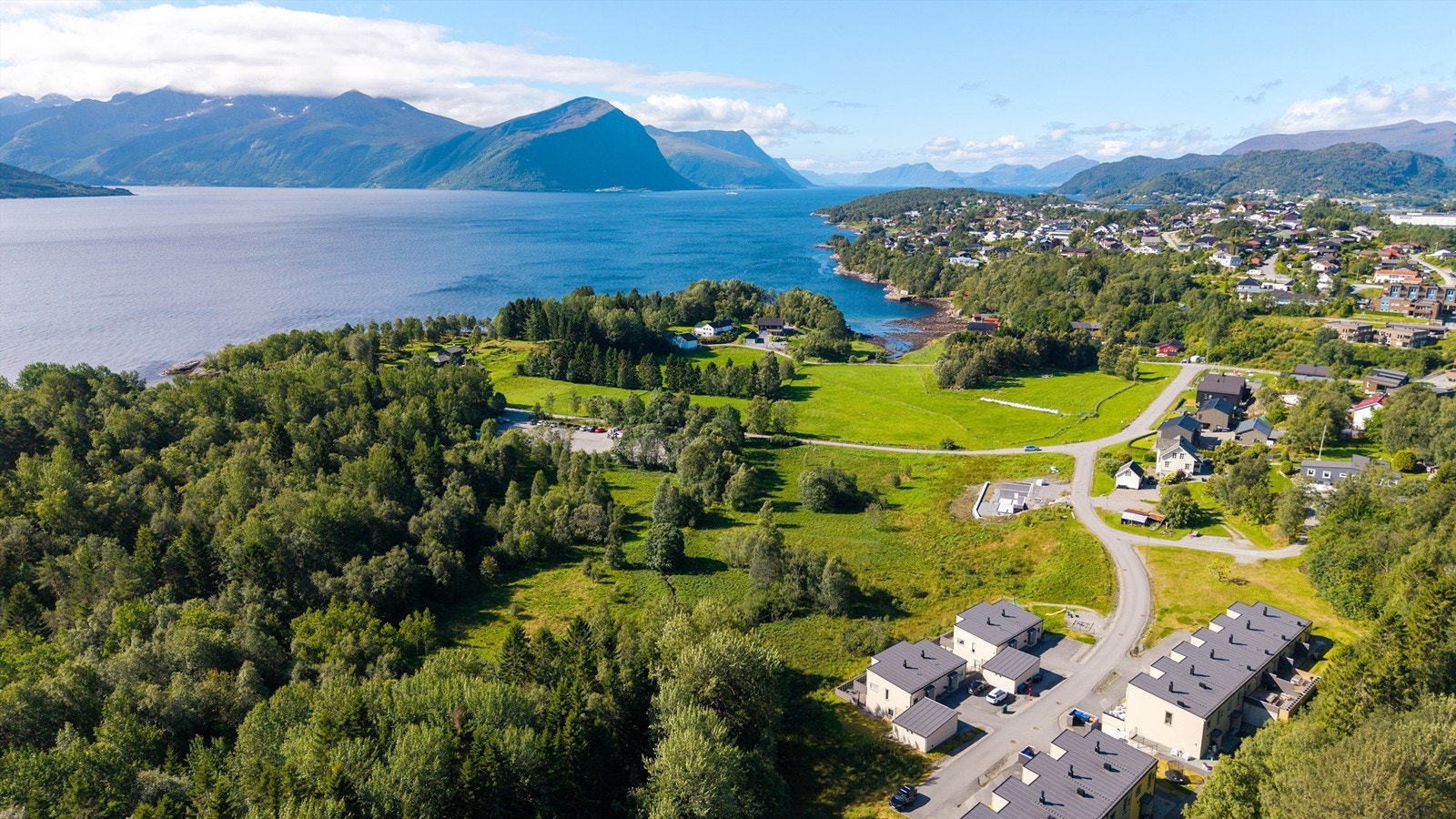 Fra eiendommen er det kort vei til flotte turområder, både ved sjøen og i fjellet. Galleribilde